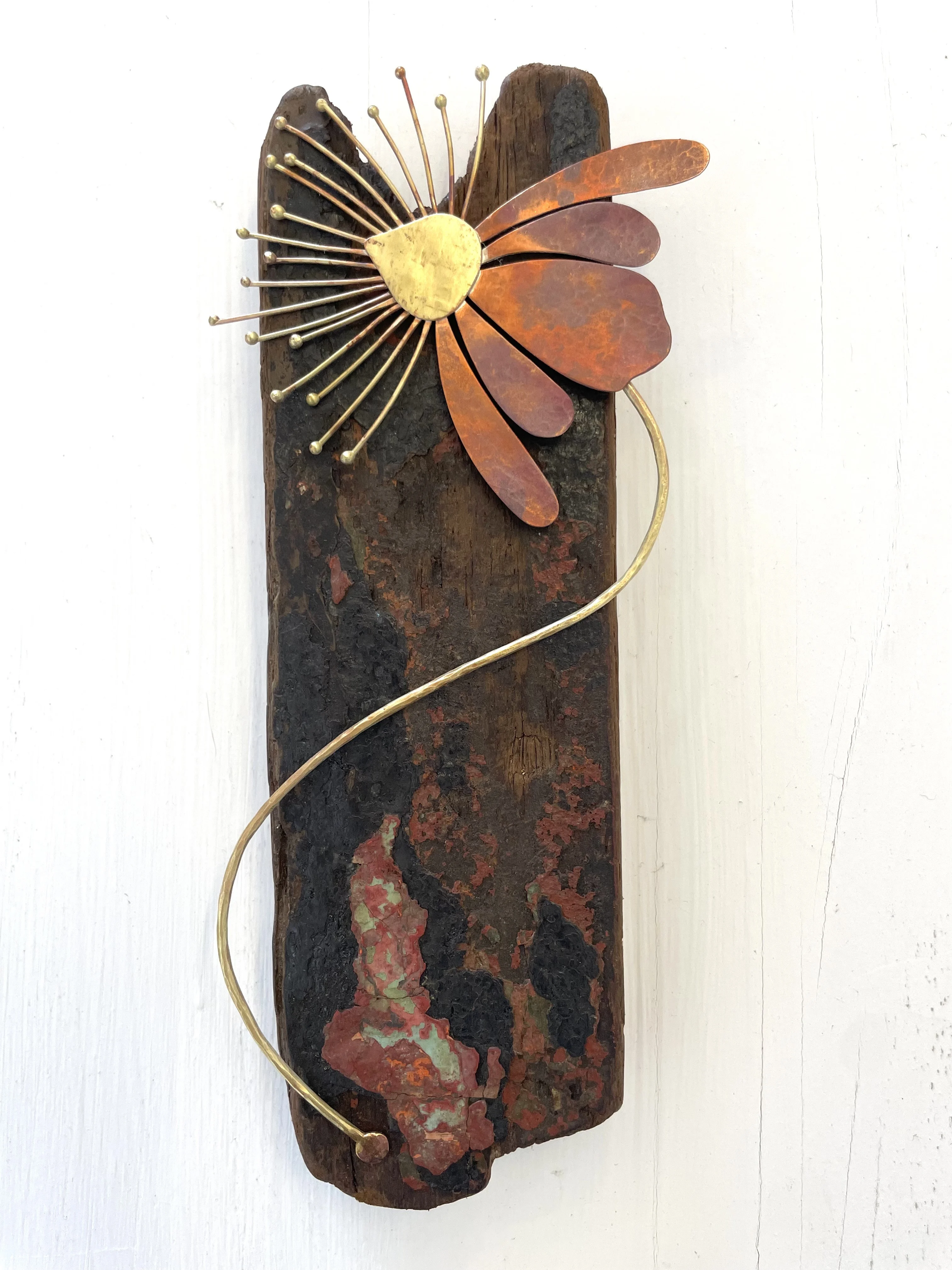 PETITE FLEUR SUR BOIS FLOTTÉ 